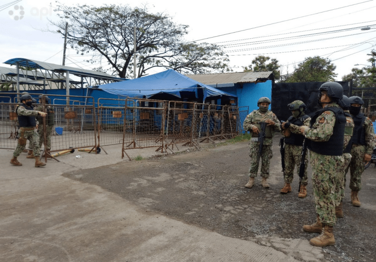Dos presos fueron encontrados suspendidos de una cuerda