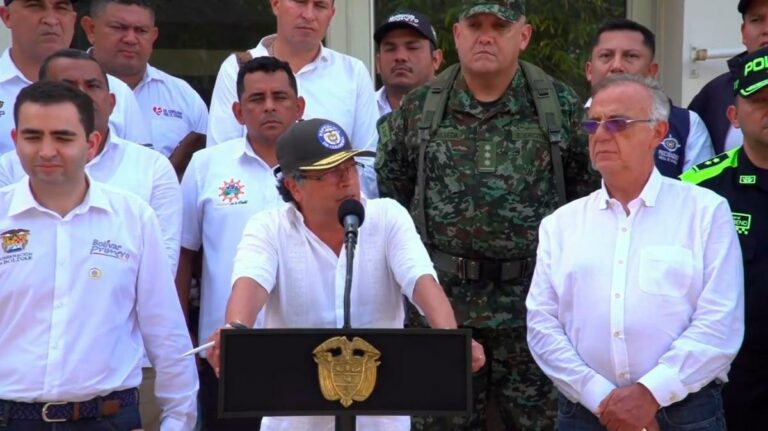 Petro suspende órdenes de captura de negociadores del ELN
