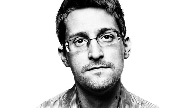 Rusia concede la nacionalidad a Edward Snowden