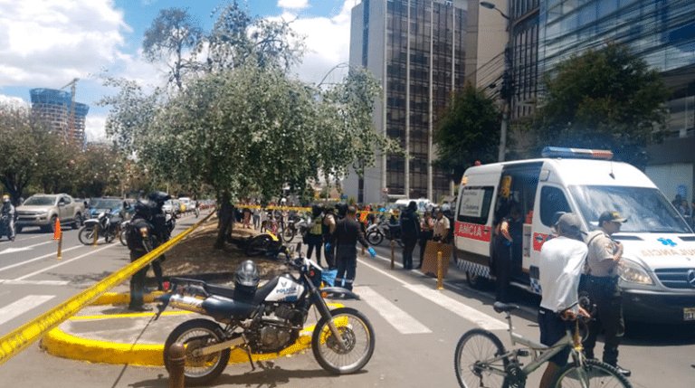 Policía que invadió ciclovía murió tras chocar con ciclista