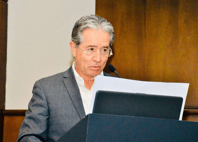 El ministro de las vacunas VIP regresó al Ecuador