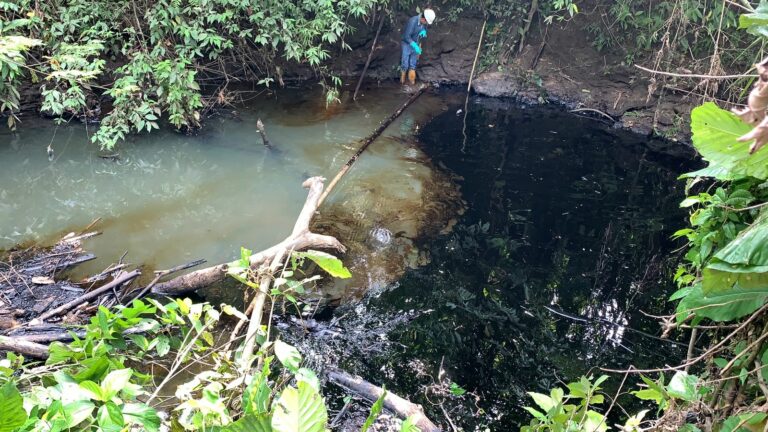 Petroecuador y Ministerio de Energía guardan silencio sobre derrame en Nueva Loja