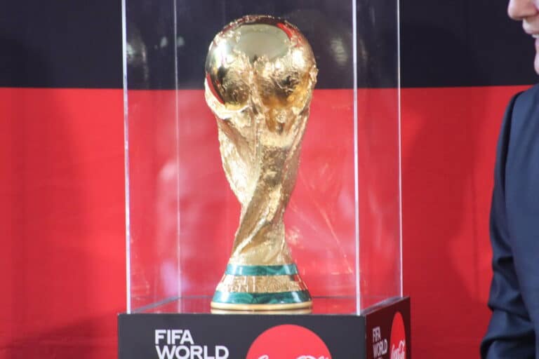 El trofeo de la Copa del Mundo fue recibido por futbolistas y autoridades en Quito