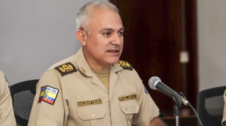 Fausto Salinas continúa en la Comandancia de Policía
