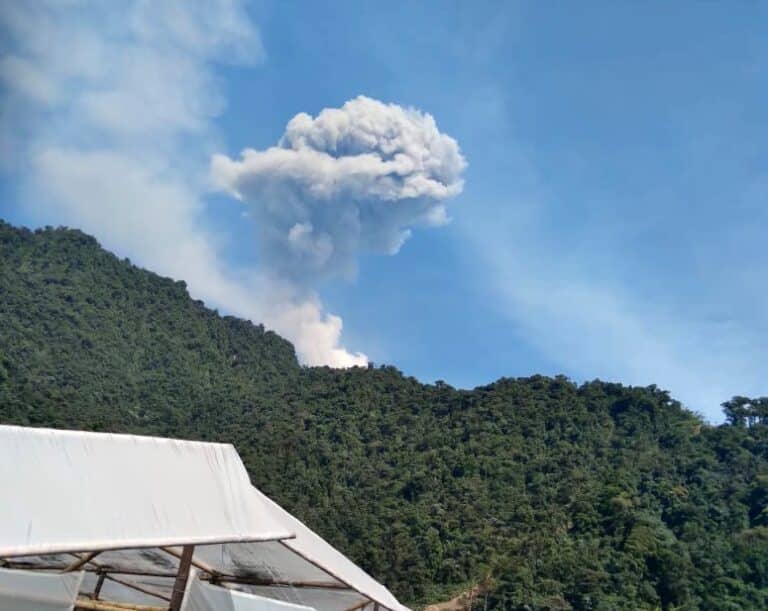 Volcán El Reventador emana ceniza en la provincia de Napo