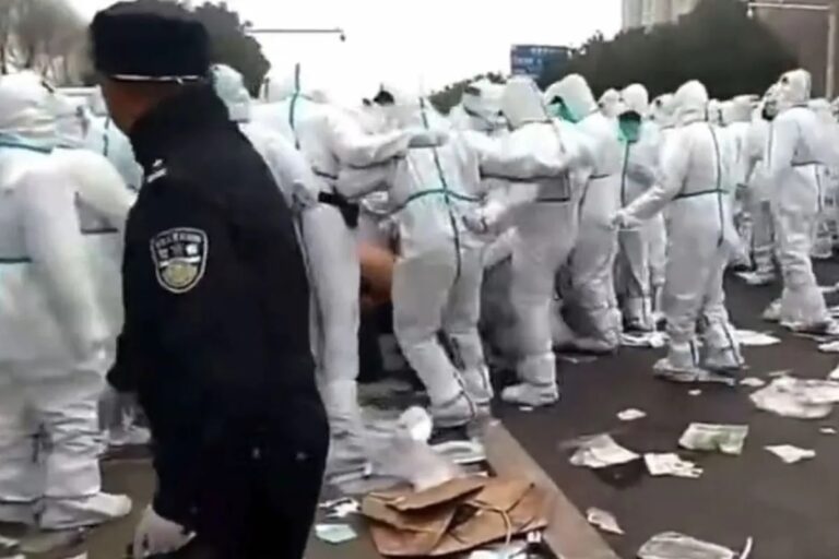 China: Violentas protestas de trabajadores en la fábrica de iPhone