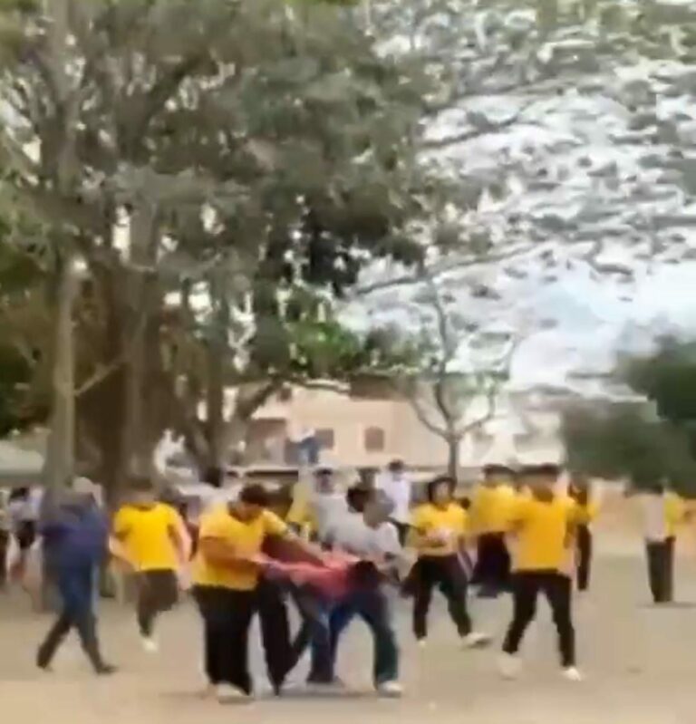 Profesores sacan a un joven porque habría estado armado