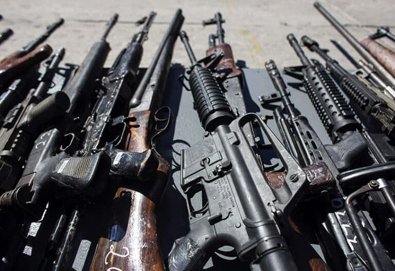 Tres bandas criminales controlan el tráfico de armas en la frontera con Perú