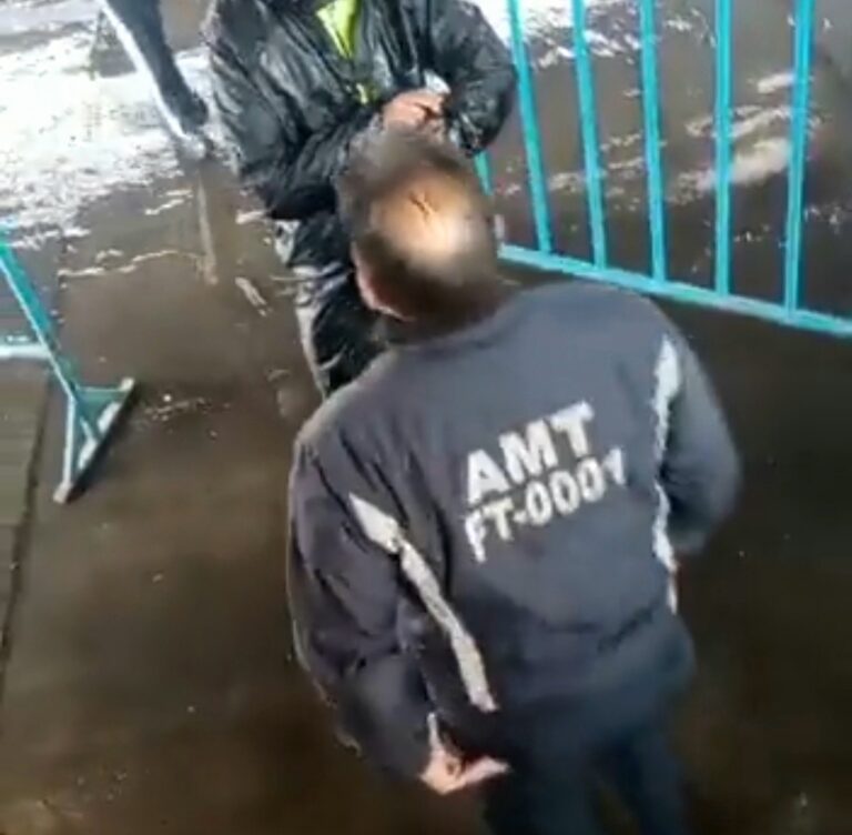 AMT Quito habría remolcado una buseta escolar con niños a bordo