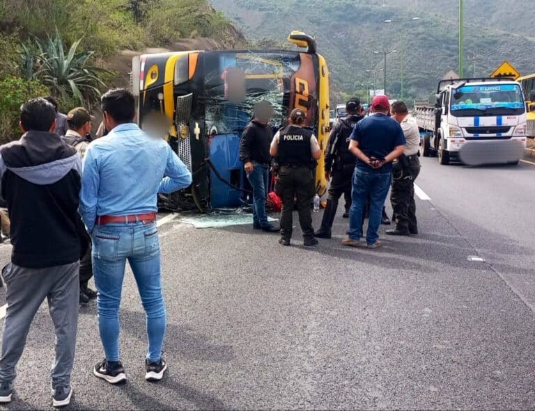 Bus escolar que llevaba niños se volcó en Guayllabamba