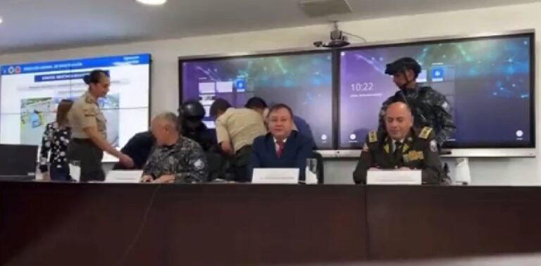 Ministro Zapata ignora desmayo de policía en rueda de prensa