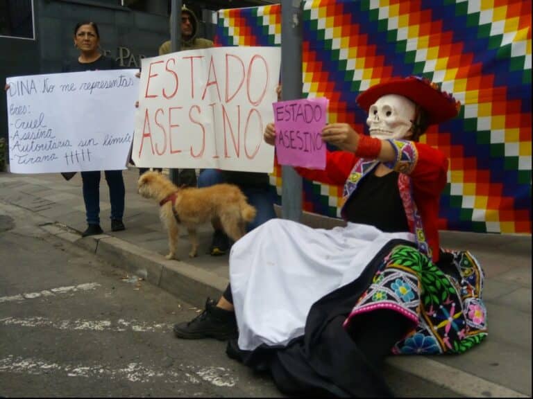 Manifestación pacífica se desarrolló en Embajada de Perú para exigir paz