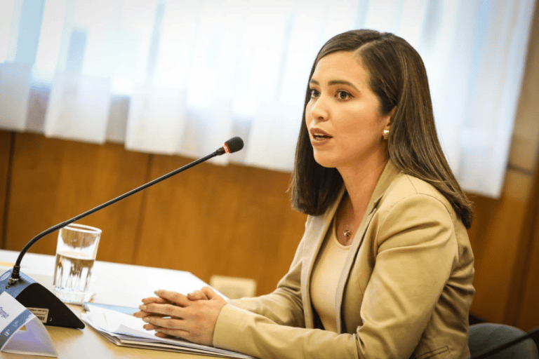 Viceministra utiliza colegios para promocionar el SÍ en la consulta popular