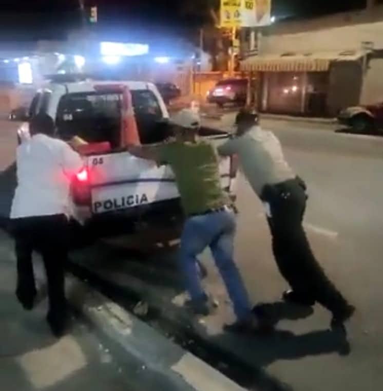 Detenido ayuda a policía que lo detuvo a empujar la patrulla