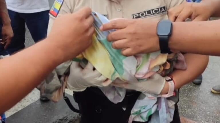 Hallan a un bebé entre escombros en Guayaquil