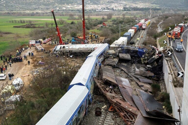 Choque de trenes en Grecia deja más de una treintena de muertos