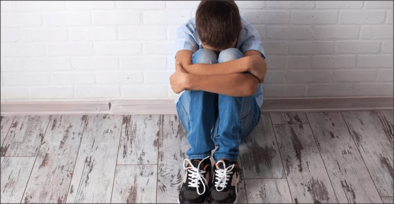 Violencia escolar: niño es arrojado desde un tercer piso por sus compañeros