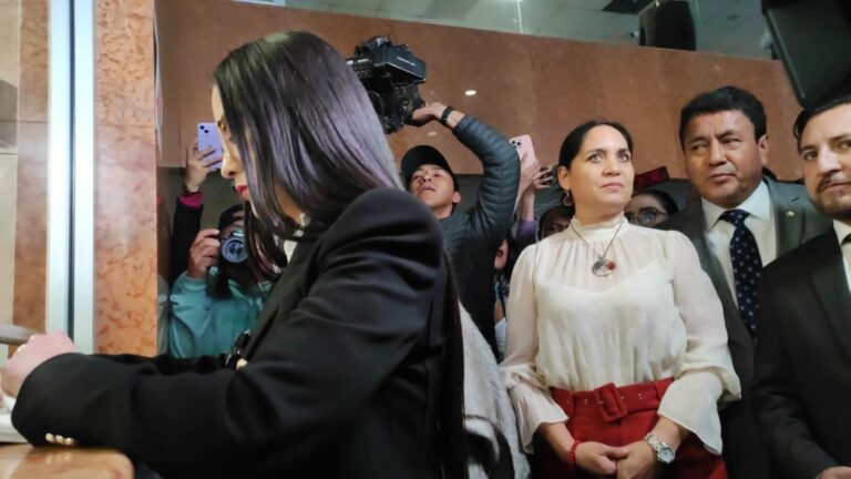 Con 59 firmas a favor, Viviana Veloz presentó solicitud de juicio político contra Guillermo Lasso
