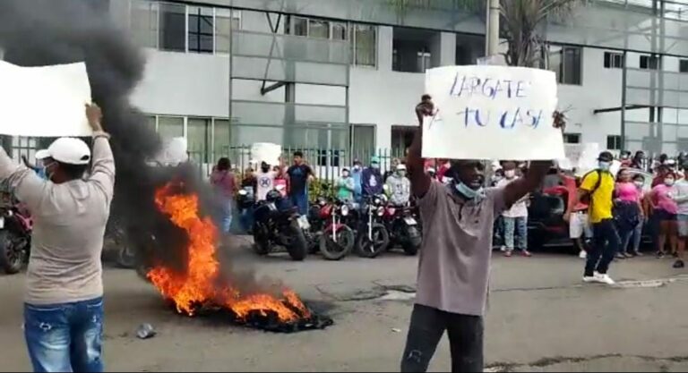 Personal de limpieza protesta por pagos vencidos en Hospital del IESS