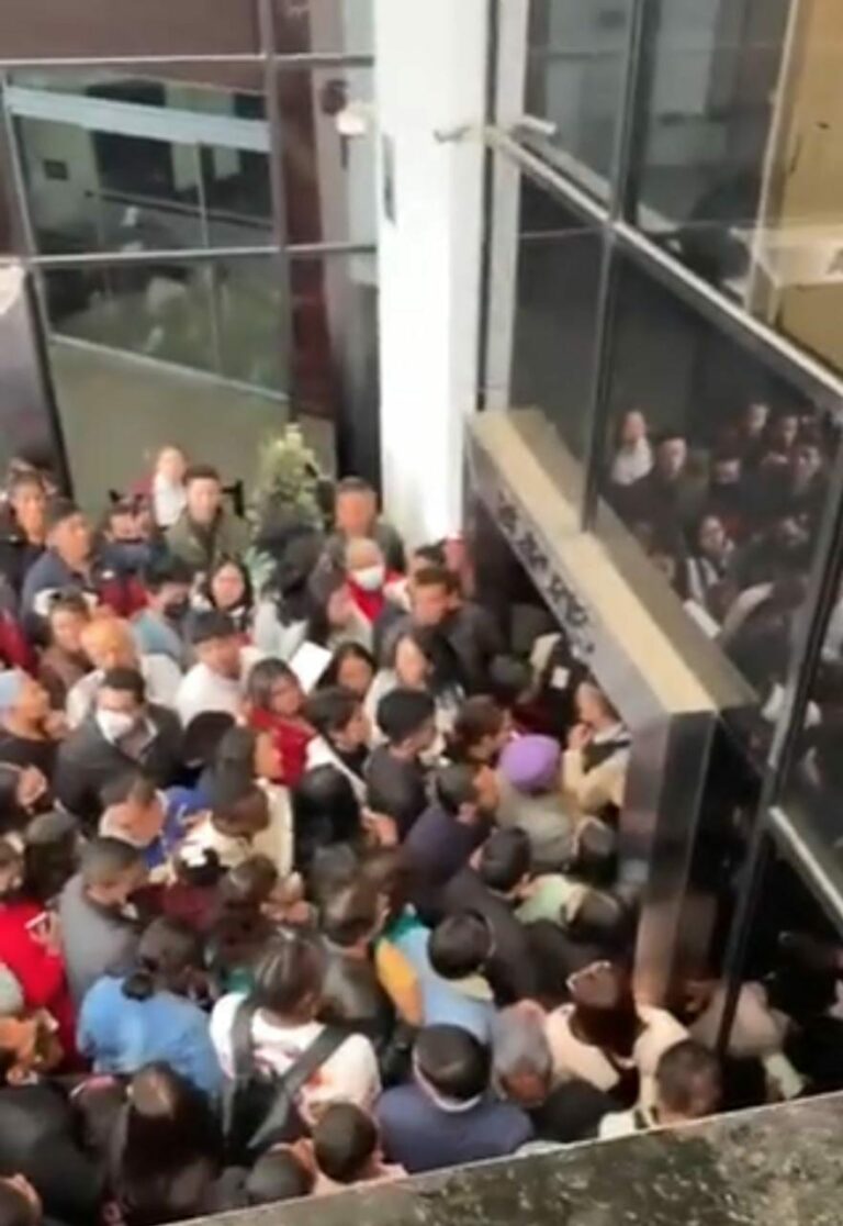 «Revienta» el Registro Civil por cientos de personas que reclaman un turno