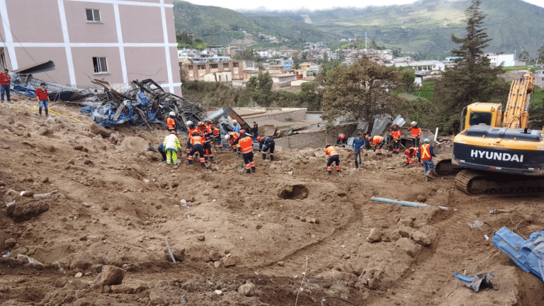 Ascienden a once los muertos por el deslave en Alausí