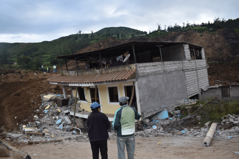 Alausí, la tierra bajo los escombros | Crónica