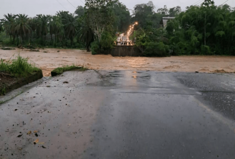 Colapsa puente del río Blanco que conecta a provincias de la Sierra y Costa