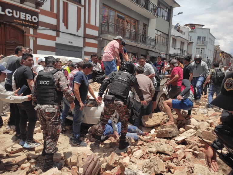 Sube a cuatro el número de muertos por el sismo en Balao
