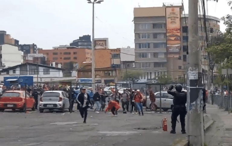 Hinchas del Nacional y Liga de Quito se enfrentan horas antes del partido