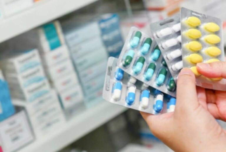 Guayaquileños protestan por desabastecimiento de medicinas en centros de salud