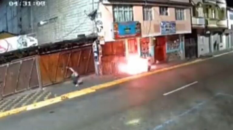 Cámara capta a extorsionador que prende fuego a un negocio, en Baños