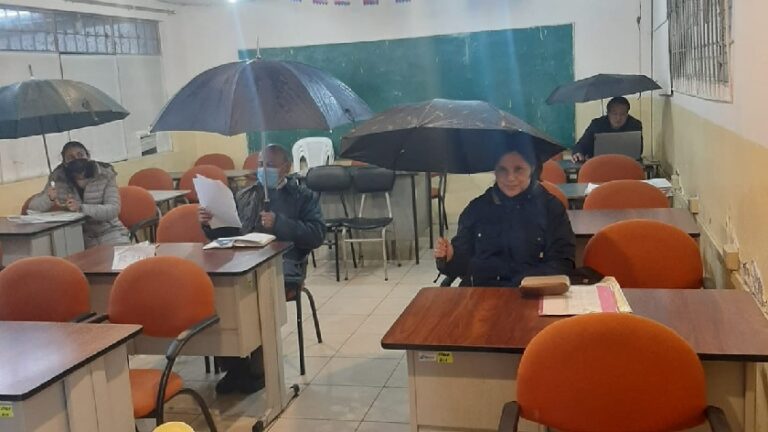 Docentes trabajan inundados y con goteras en colegio de Quito