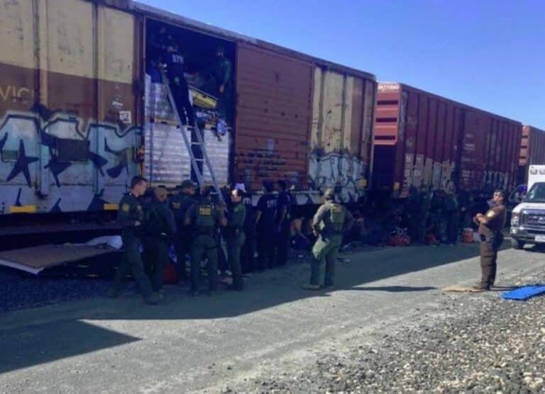 Migrantes ecuatorianos rescatados de morir asfixiados en Texas