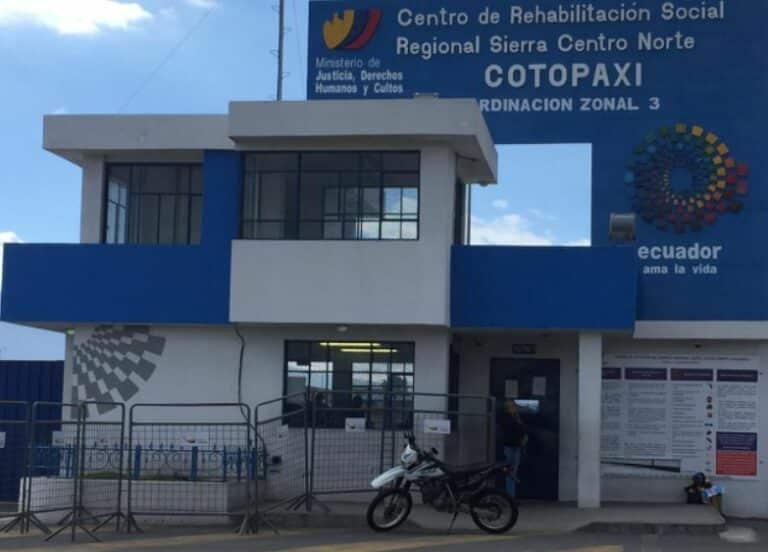 Reos dañan cerraduras para acceder a las celdas de mujeres en Cotopaxi