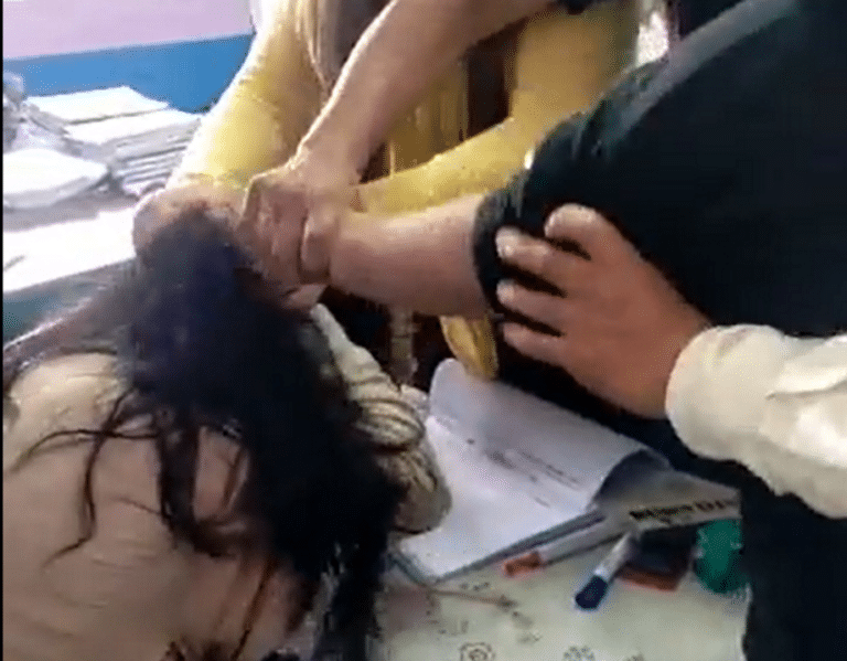 Madre de familia agrede a maestra en unidad educativa de Quito