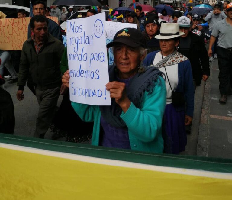En Cuenca y Ambato se efectuaron marchas en contra de la delincuencia