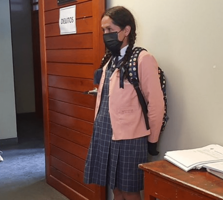 Sujeto vestido de colegiala irrumpió en los baños de un colegio en Perú
