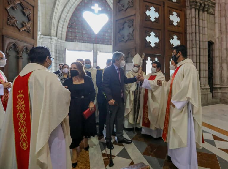 La banca y la iglesia, los engranajes del gobierno de Lasso