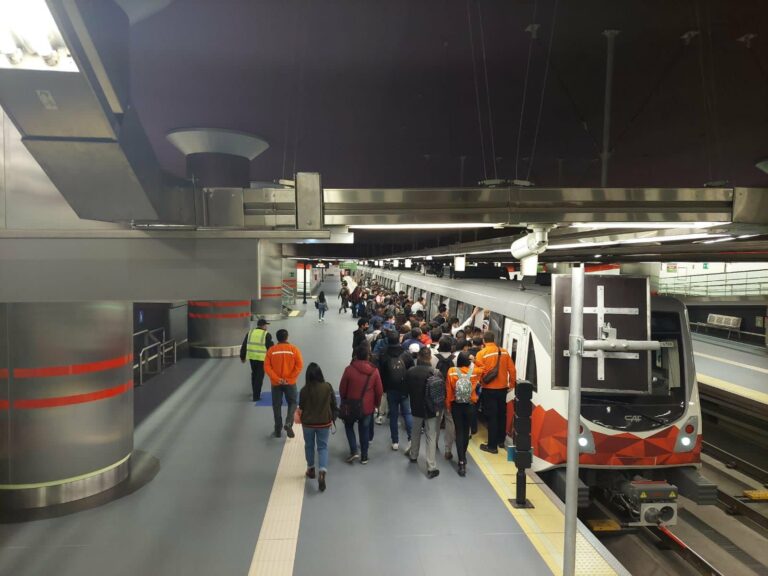 Desorden y empujones en el primer día que el Metro cobra pasajes