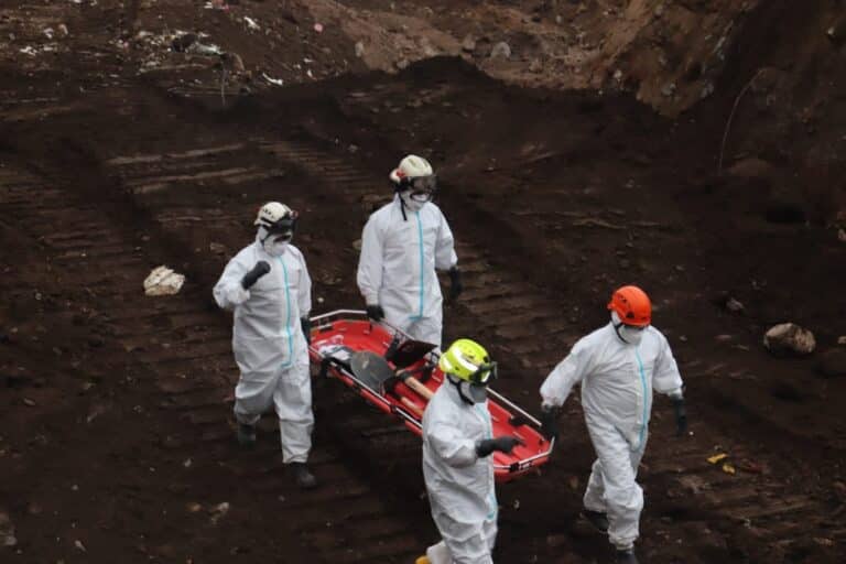 Asciende a 53 la cifra de fallecidos por la tragedia en Alausí