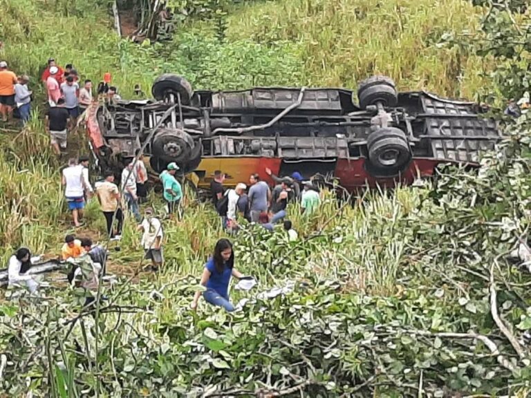 Un bus llenó de pasajeros cayó a un barranco, en Manabí
