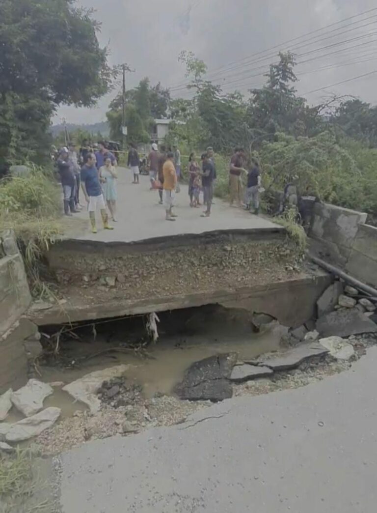 Socavón en la carretera del recinto Casas Viejas, en Guayaquil