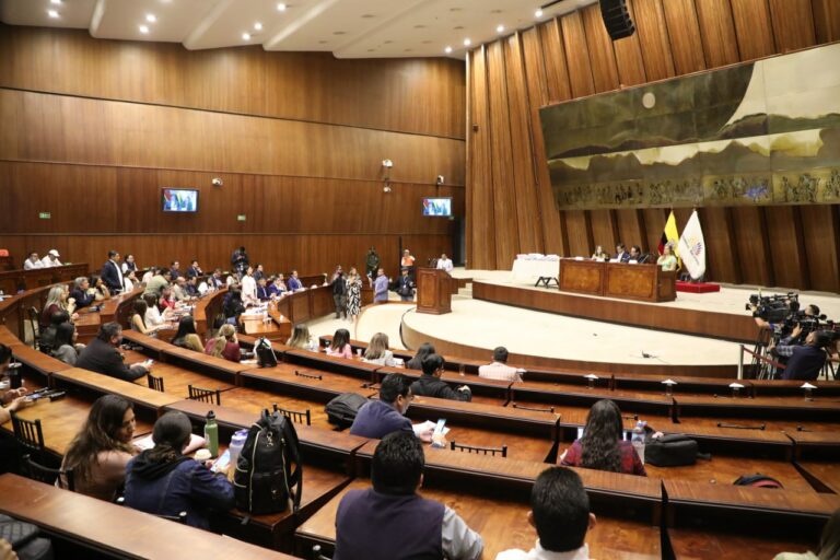 Comisión de Fiscalización no aprueba el informe del juicio político