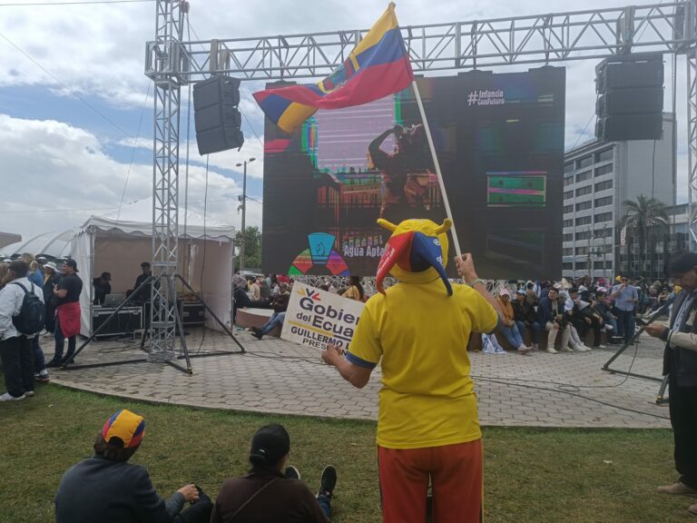 Funcionarios públicos, convocados para apoyar a Lasso