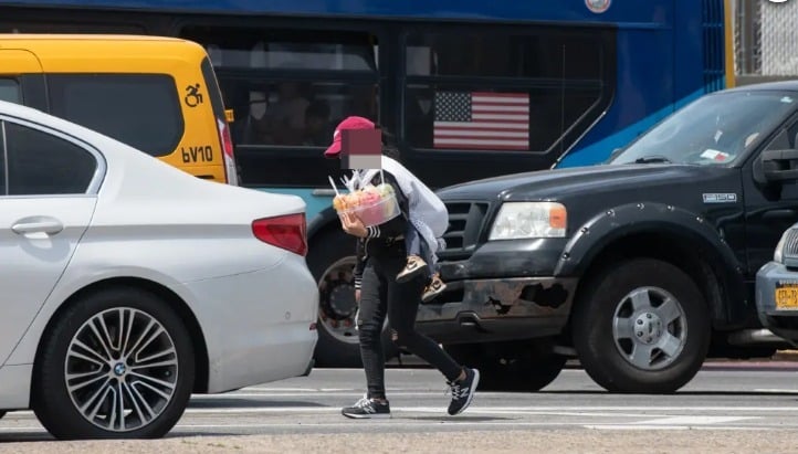 La historia sigue: ecuatorianas con niños venden en las calles de Nueva York