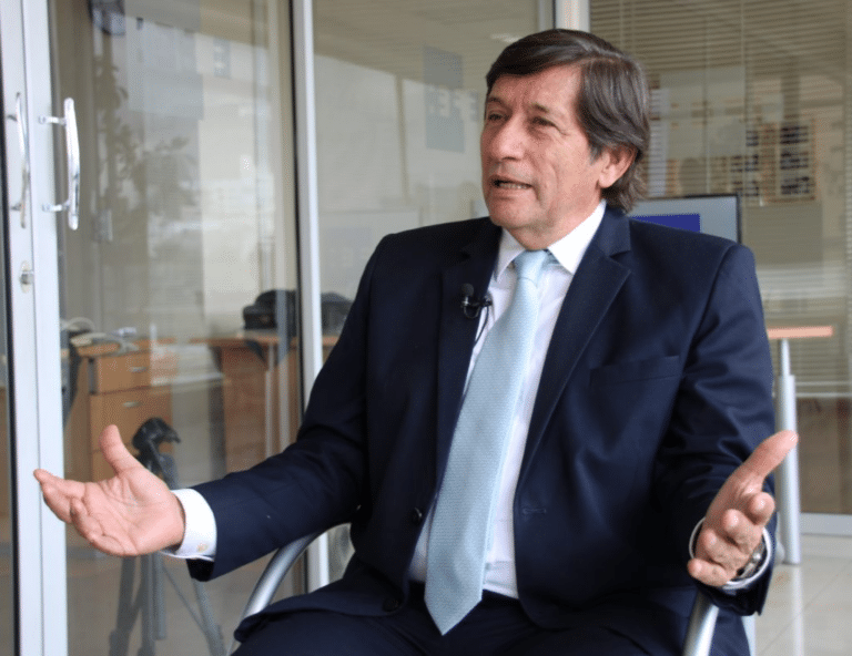 Ministro Rohon ante mal estado de vías: «Hay pedirle a Dios que deje de llover»
