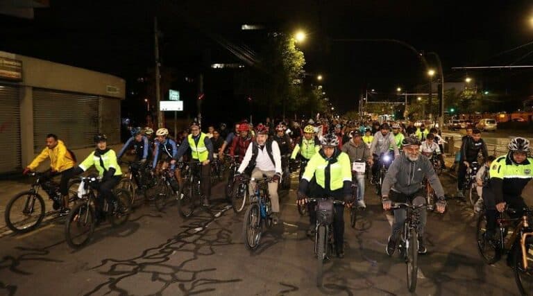 Alcalde de Quito acudió a la rodada nocturna por el Día de la Bicicleta