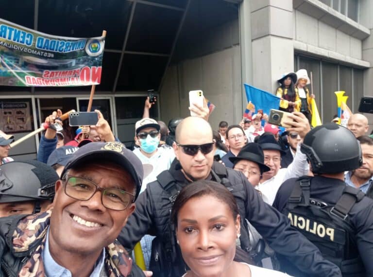 Simpatizantes de Salazar llegaron a Fiscalía para apoyarla