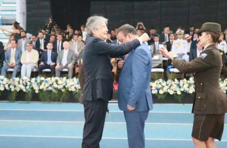 Lasso recibe dos condecoraciones de la Policía