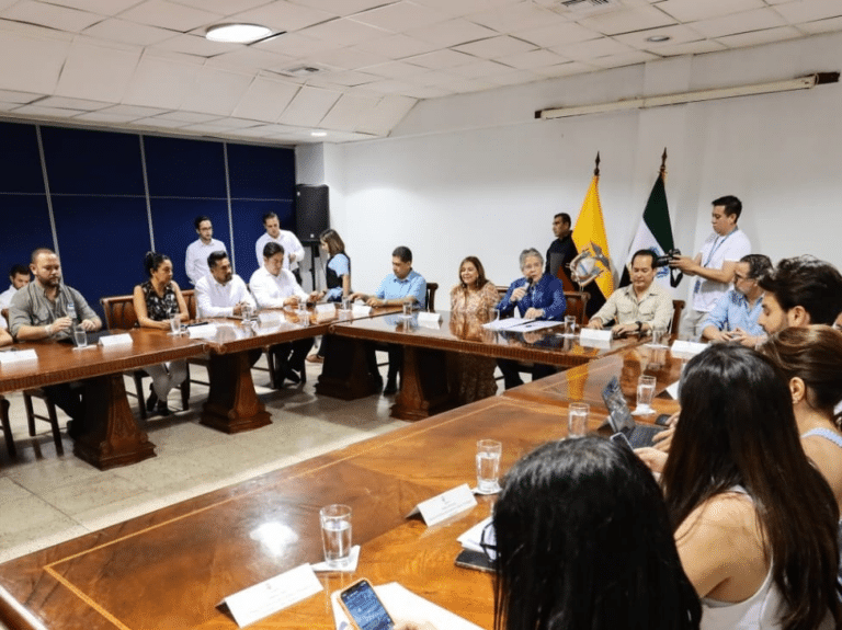 Después de 20 días, Lasso atiende la emergencia en Galápagos